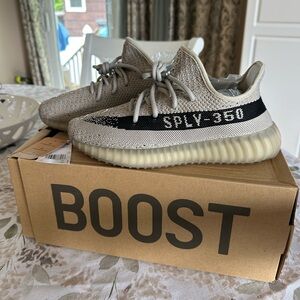 Yeezy Boost 350 V2 (men’s 5.5=womens 7.5)